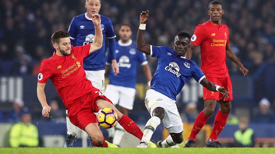 Idrissa Gueye (Everton) vs Adam Lallana (Liverpool) Copyright: © Martin Rickett/Getty Images